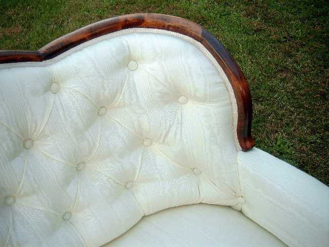 Sofa mit Rautenlegung